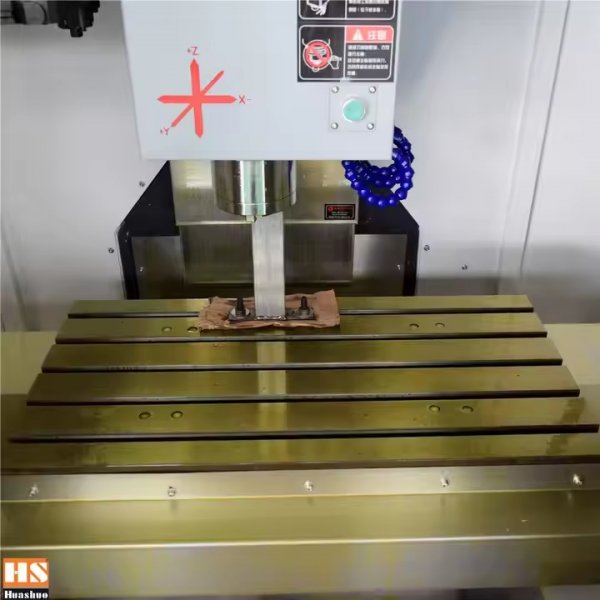 Вертикальный фрезерный трехосевой обрабатывающий центр с ЧПУ HUASHUO VMC-650 - Фото №2